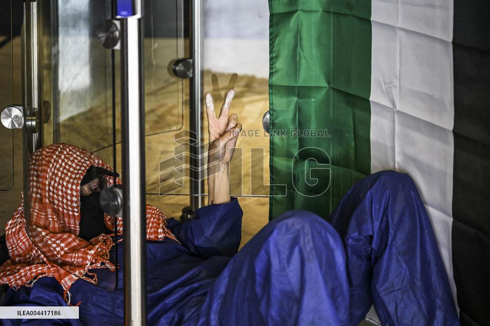 Protesters Occupy Maersk HQ - Rotterdam