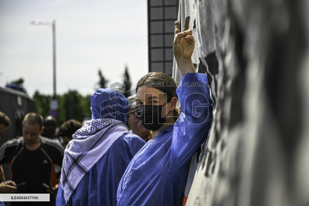 Protesters Occupy Maersk HQ - Rotterdam
