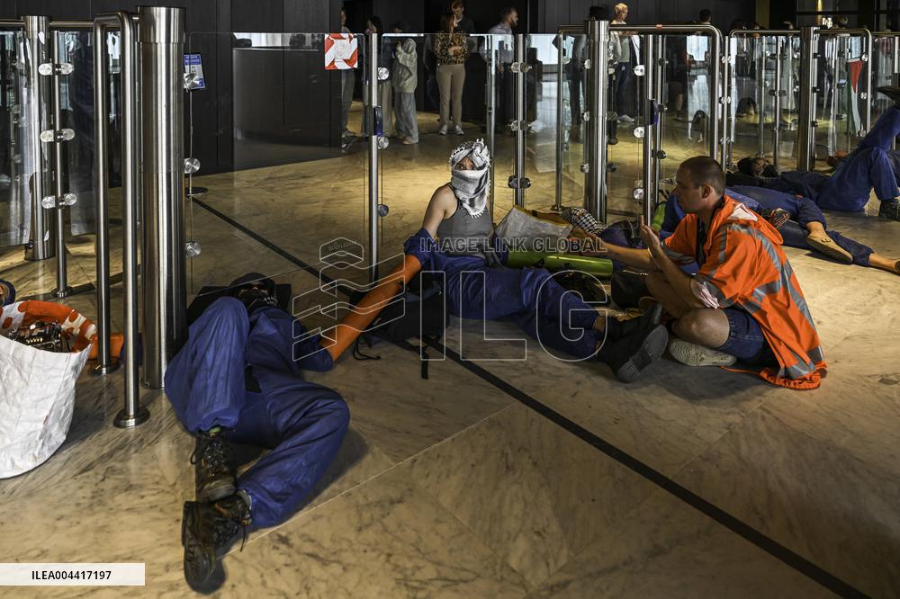 Protesters Occupy Maersk HQ - Rotterdam