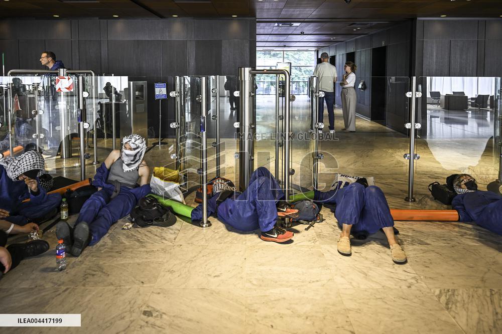 Protesters Occupy Maersk HQ - Rotterdam