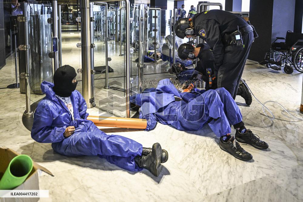 Protesters Occupy Maersk HQ - Rotterdam