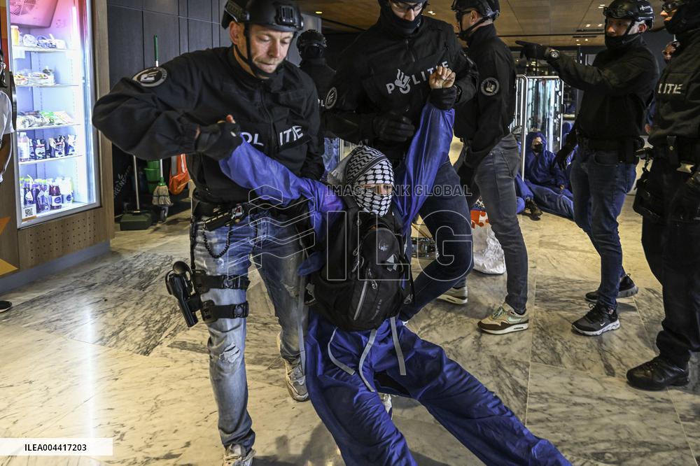 Protesters Occupy Maersk HQ - Rotterdam
