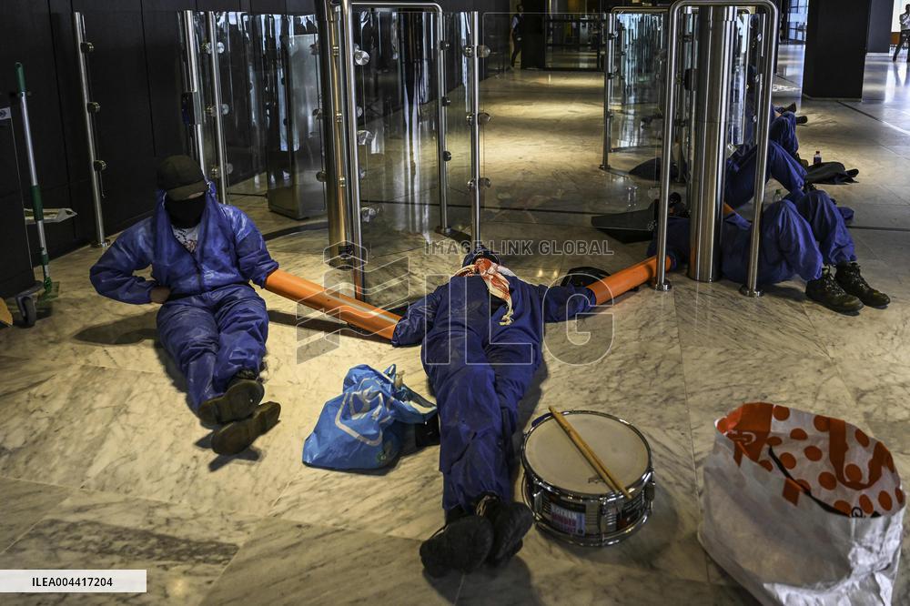 Protesters Occupy Maersk HQ - Rotterdam