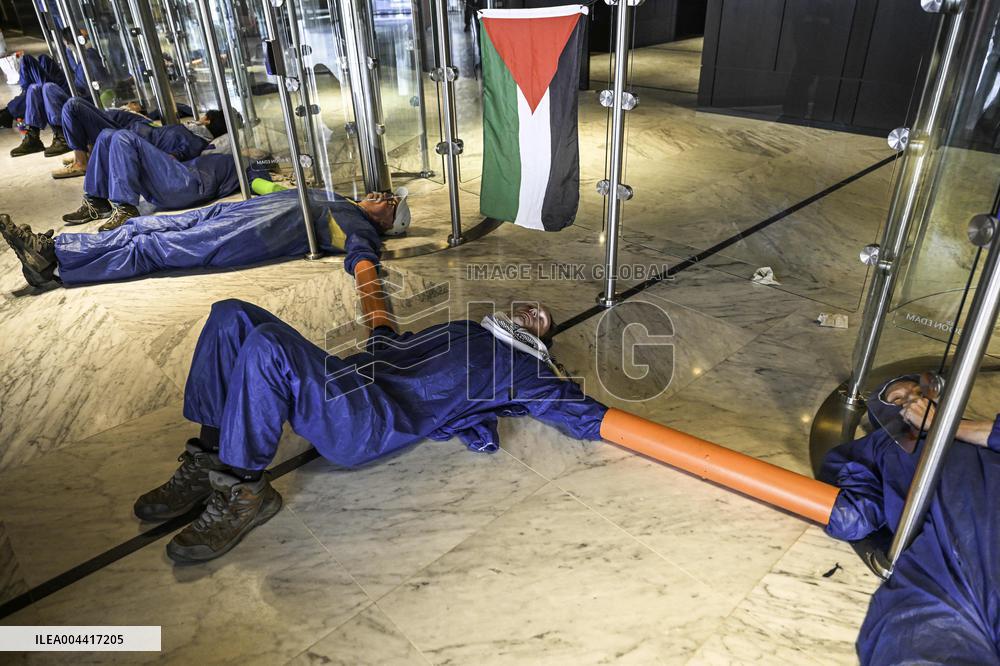 Protesters Occupy Maersk HQ - Rotterdam