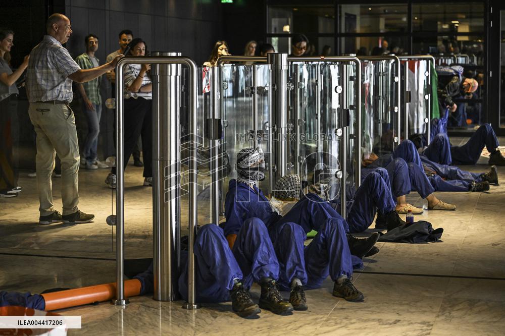Protesters Occupy Maersk HQ - Rotterdam