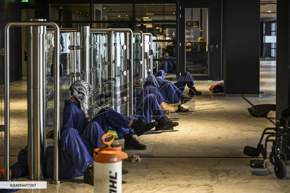 Protesters Occupy Maersk HQ - Rotterdam