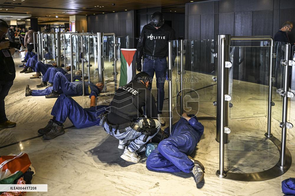 Protesters Occupy Maersk HQ - Rotterdam