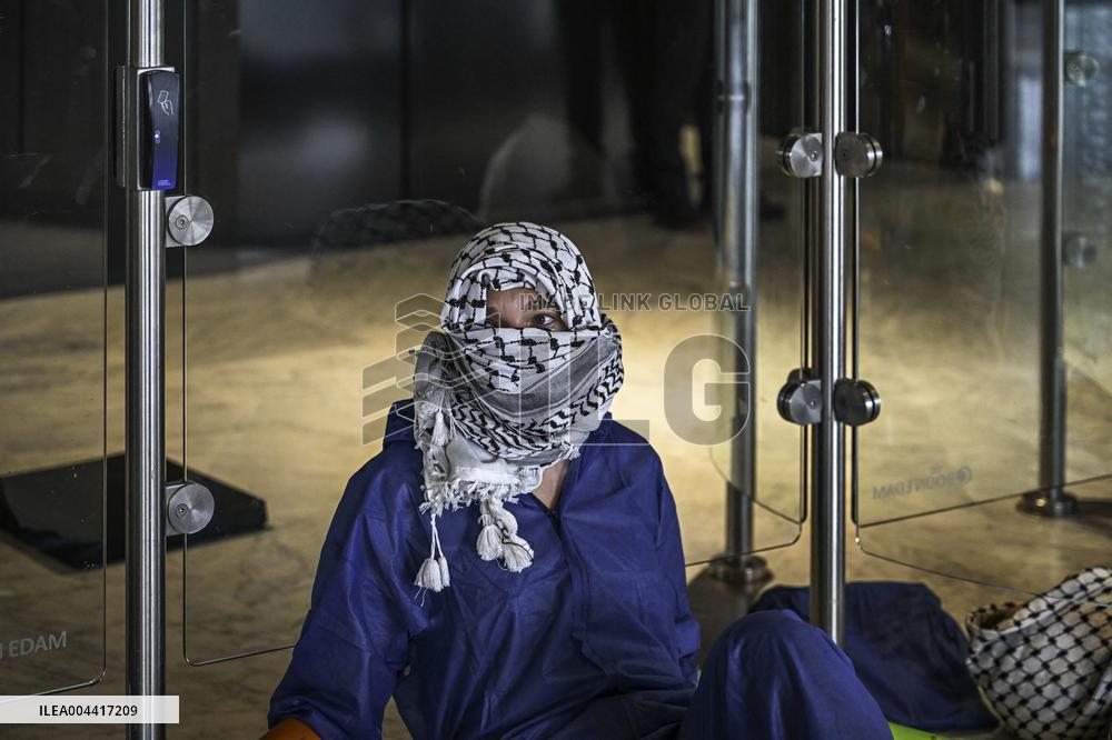 Protesters Occupy Maersk HQ - Rotterdam