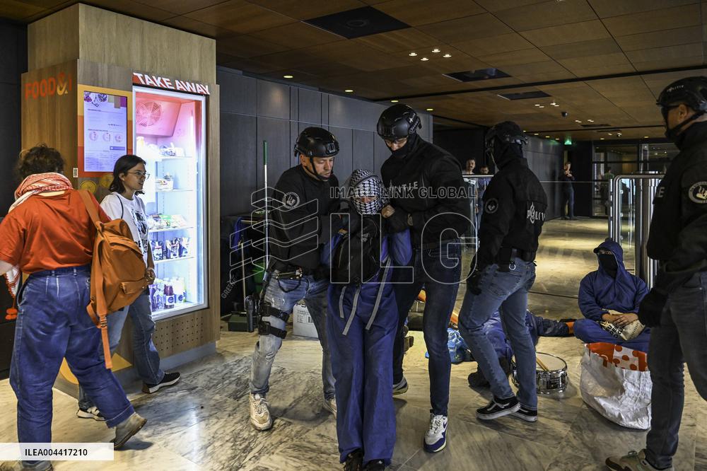 Protesters Occupy Maersk HQ - Rotterdam