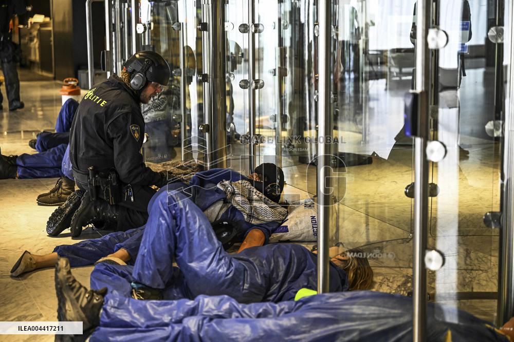 Protesters Occupy Maersk HQ - Rotterdam