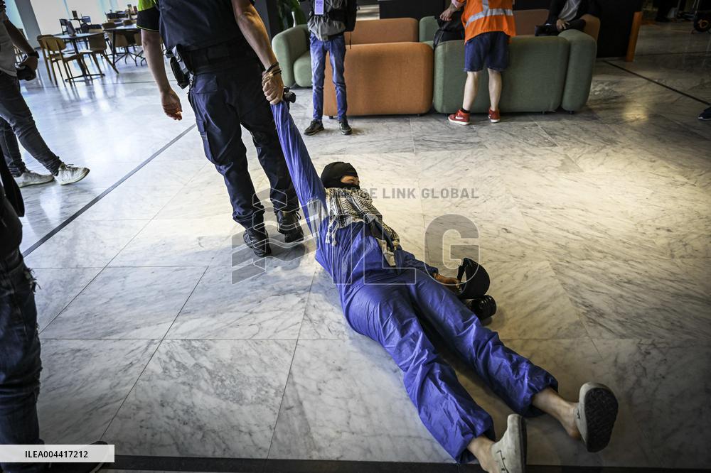 Protesters Occupy Maersk HQ - Rotterdam