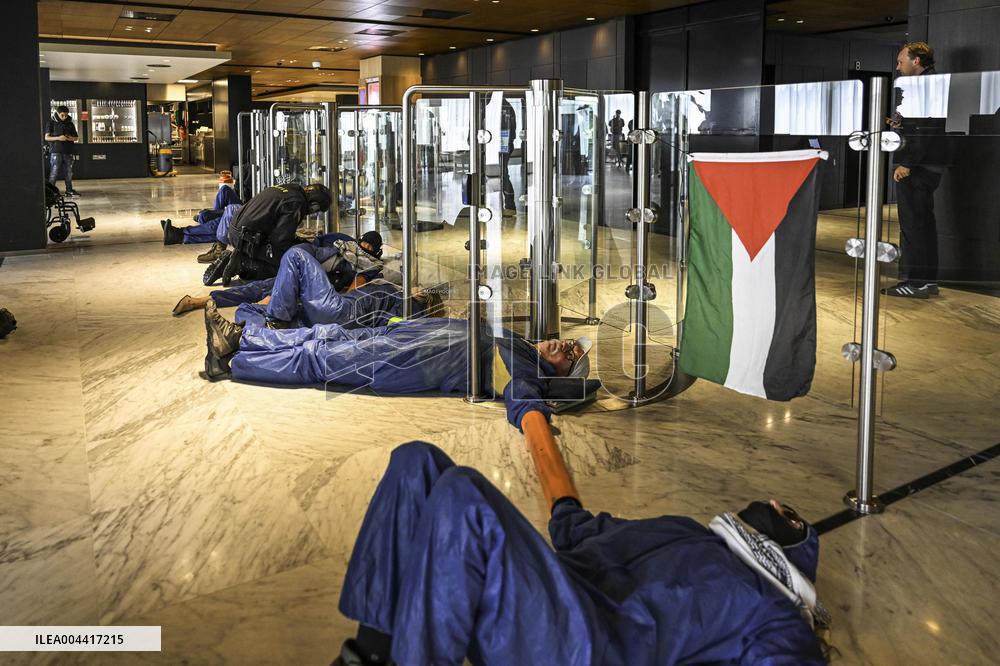 Protesters Occupy Maersk HQ - Rotterdam
