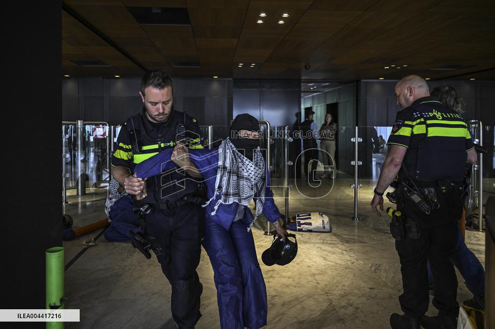 Protesters Occupy Maersk HQ - Rotterdam