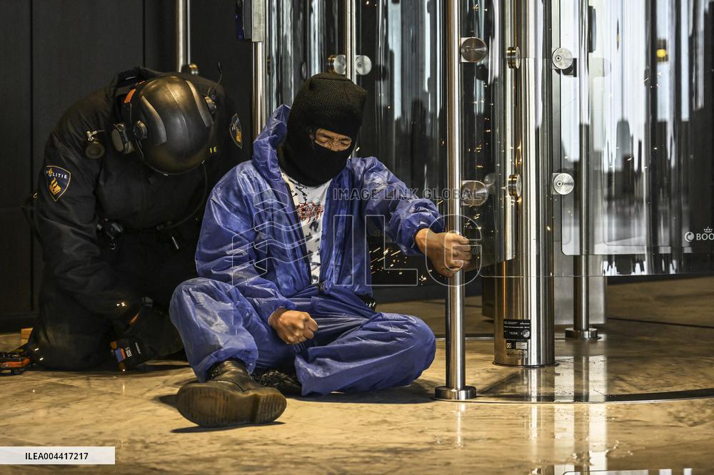 Protesters Occupy Maersk HQ - Rotterdam