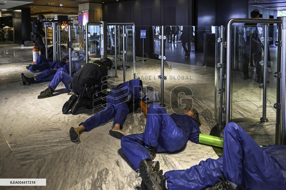 Protesters Occupy Maersk HQ - Rotterdam