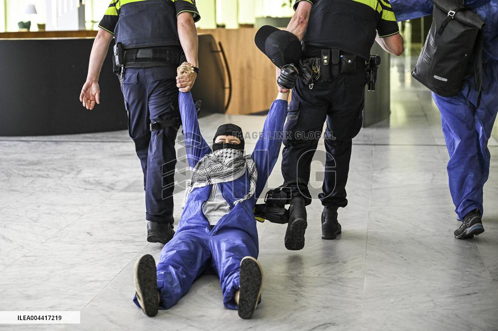 Protesters Occupy Maersk HQ - Rotterdam