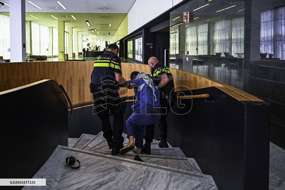 Protesters Occupy Maersk HQ - Rotterdam
