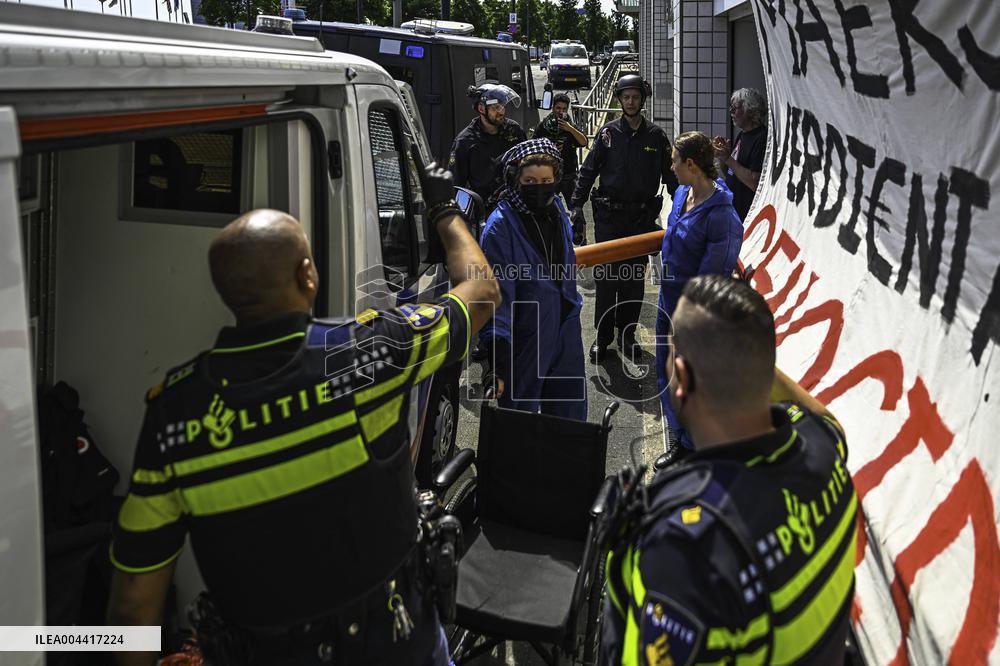 Protesters Occupy Maersk HQ - Rotterdam