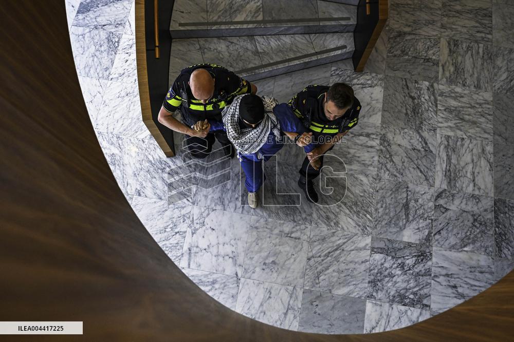 Protesters Occupy Maersk HQ - Rotterdam