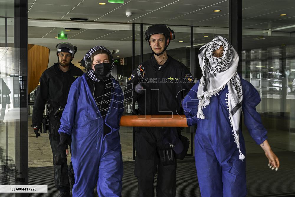 Protesters Occupy Maersk HQ - Rotterdam