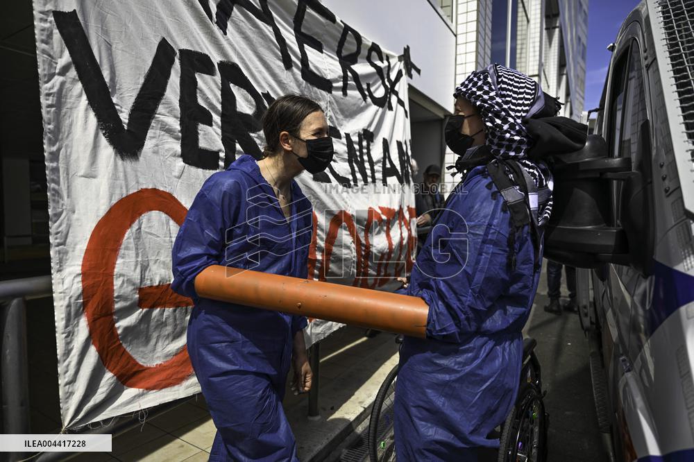 Protesters Occupy Maersk HQ - Rotterdam