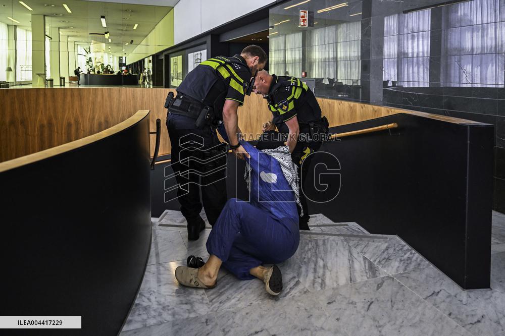 Protesters Occupy Maersk HQ - Rotterdam