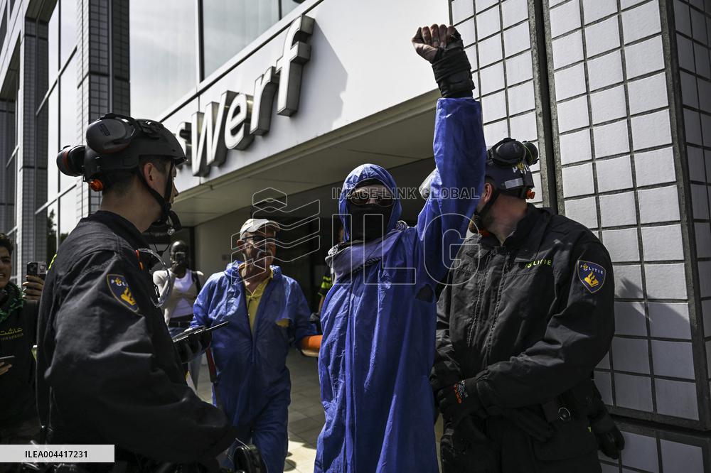 Protesters Occupy Maersk HQ - Rotterdam