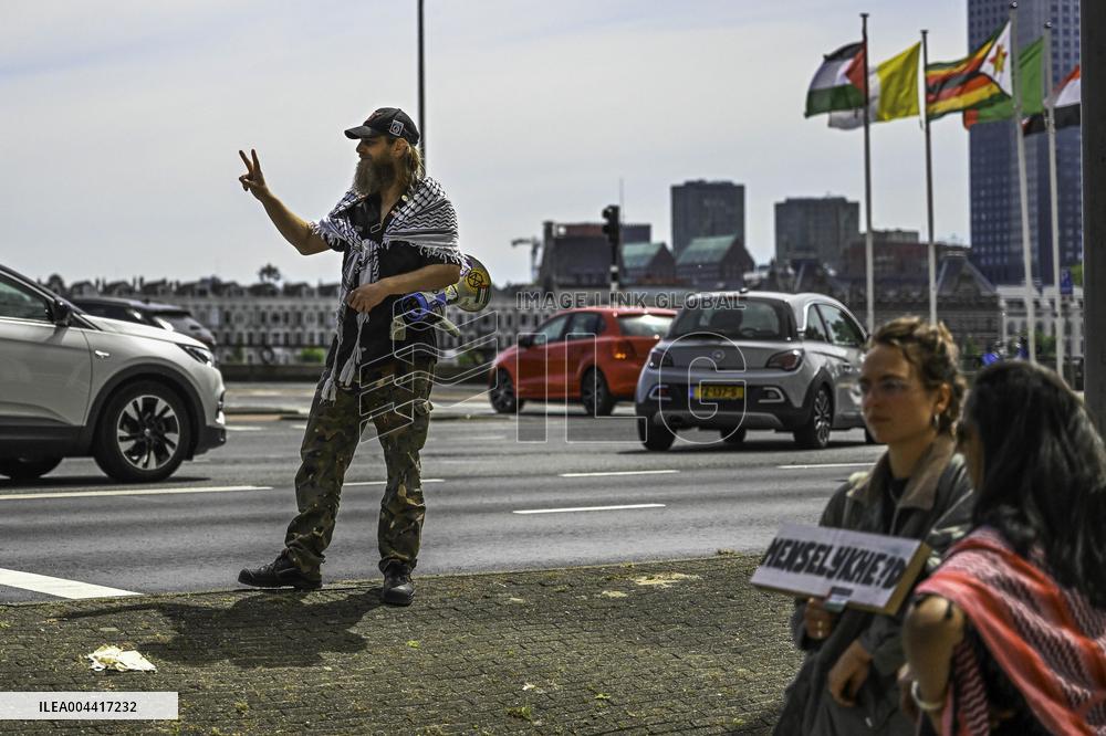 Protesters Occupy Maersk HQ - Rotterdam