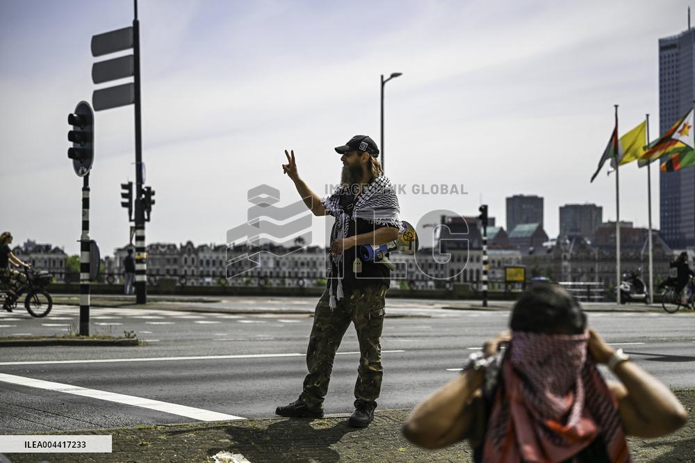 Protesters Occupy Maersk HQ - Rotterdam