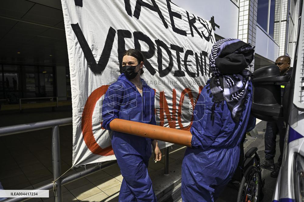 Protesters Occupy Maersk HQ - Rotterdam