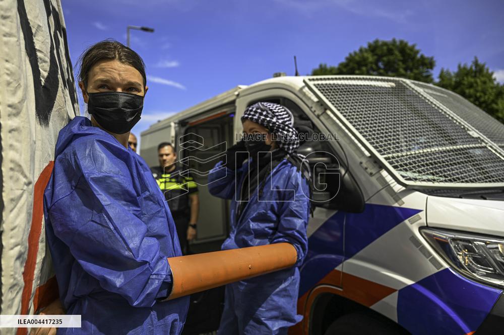 Protesters Occupy Maersk HQ - Rotterdam