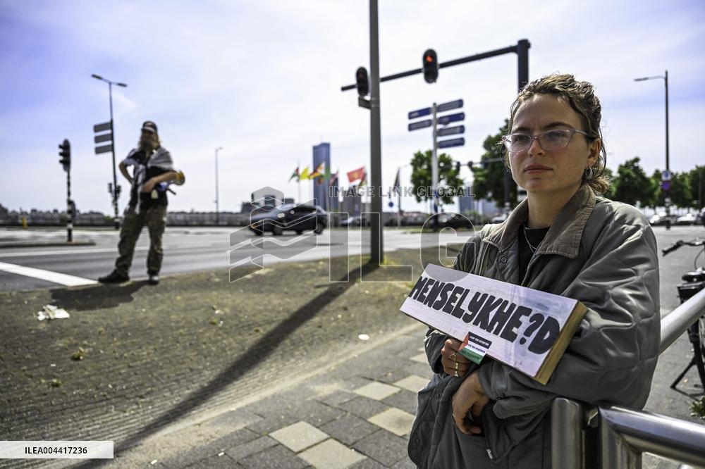 Protesters Occupy Maersk HQ - Rotterdam