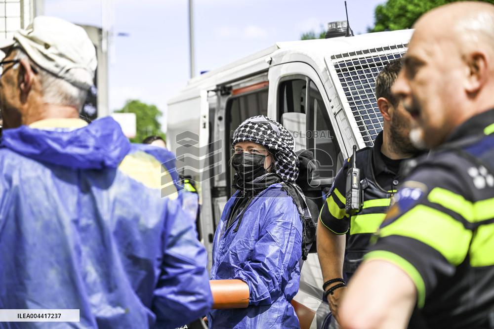 Protesters Occupy Maersk HQ - Rotterdam