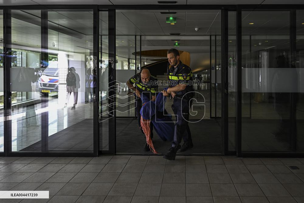Protesters Occupy Maersk HQ - Rotterdam