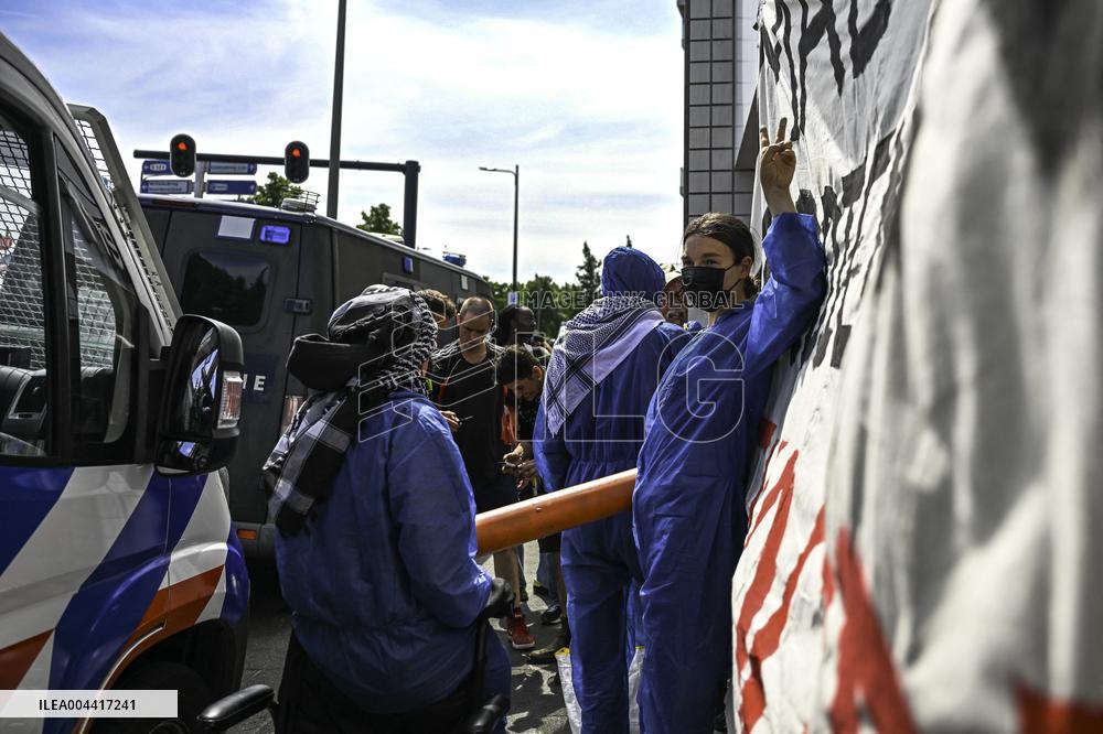 Protesters Occupy Maersk HQ - Rotterdam