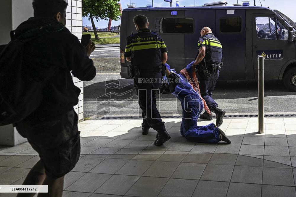 Protesters Occupy Maersk HQ - Rotterdam