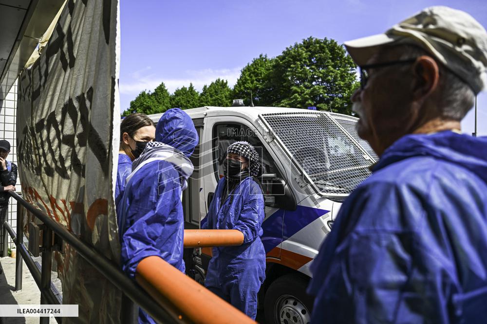 Protesters Occupy Maersk HQ - Rotterdam