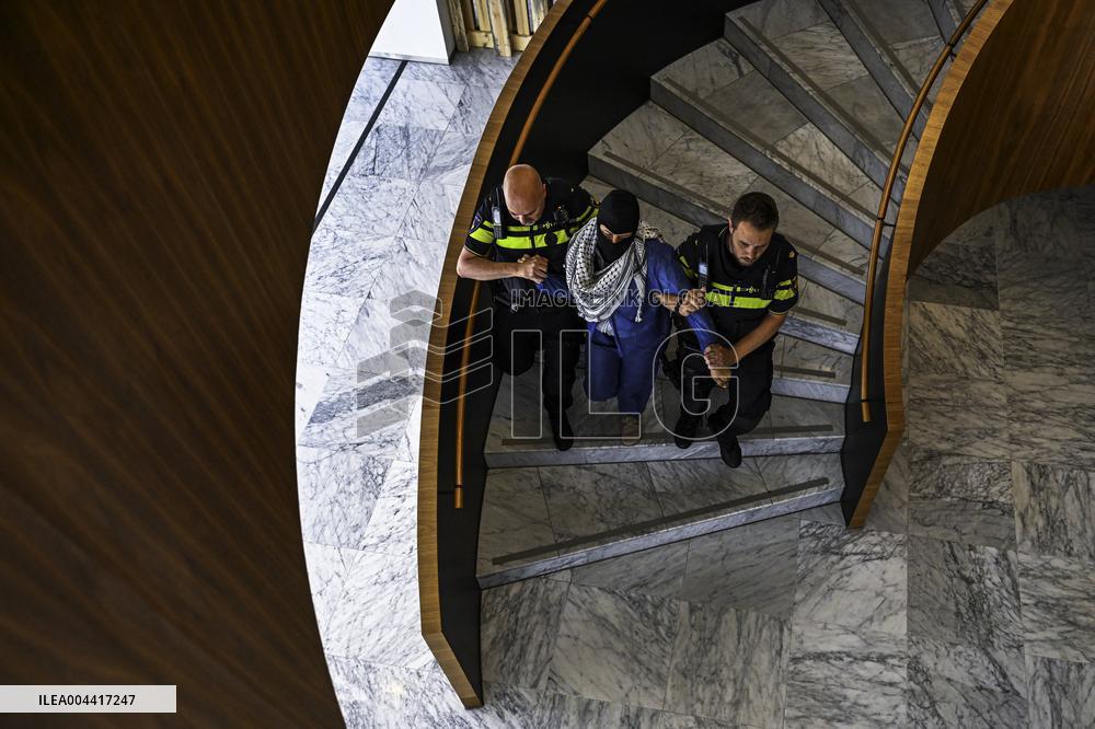 Protesters Occupy Maersk HQ - Rotterdam
