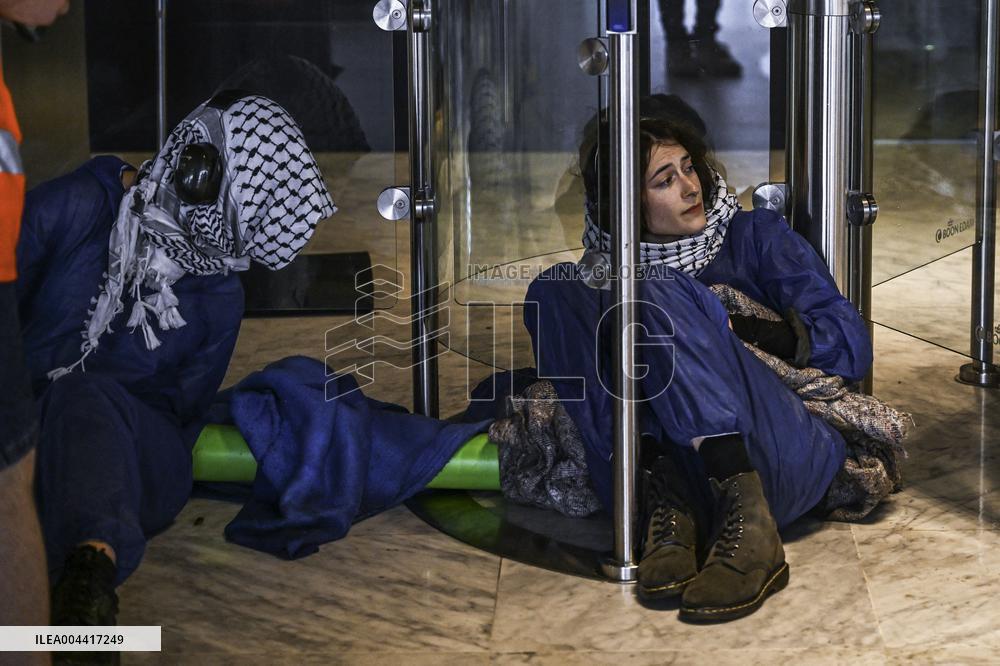 Protesters Occupy Maersk HQ - Rotterdam