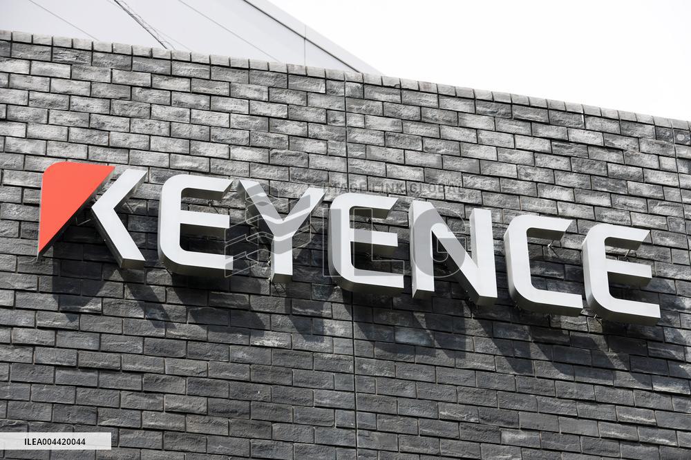 Keyence signage and logo