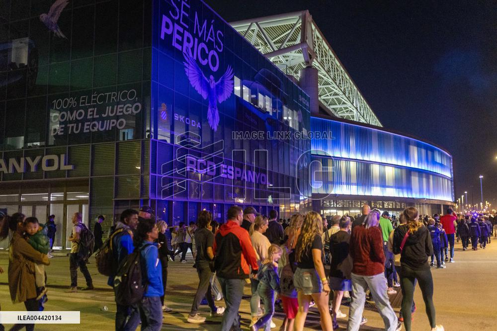 Car Strikes Crowd Before Barcelona Derby 13 Injured - Barcelona