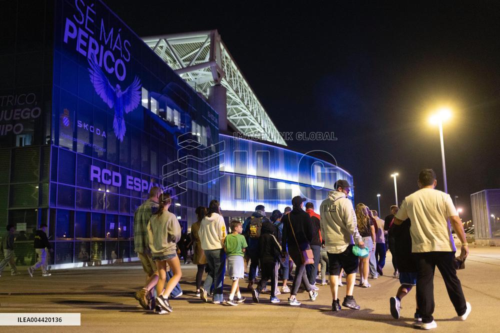 Car Strikes Crowd Before Barcelona Derby 13 Injured - Barcelona