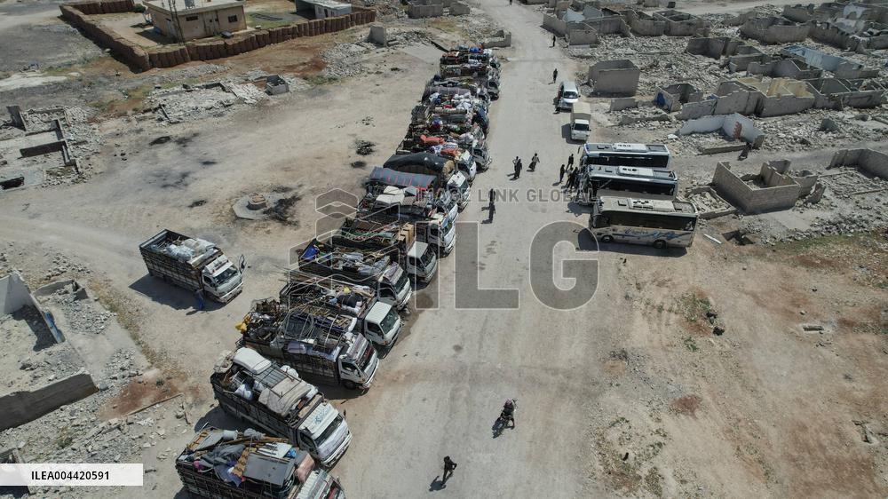 Displaced Syrian Families Leave Jarabulus to Return to Homs - Syria