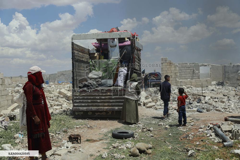 Displaced Syrian Families Leave Jarabulus to Return to Homs - Syria