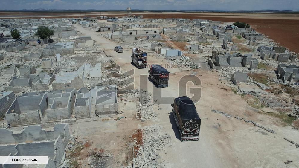 Displaced Syrian Families Leave Jarabulus to Return to Homs - Syria