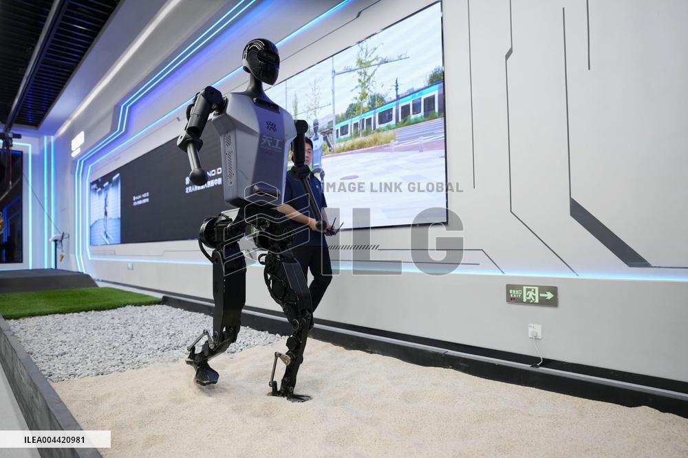 Winner of world's first humanoid half marathon