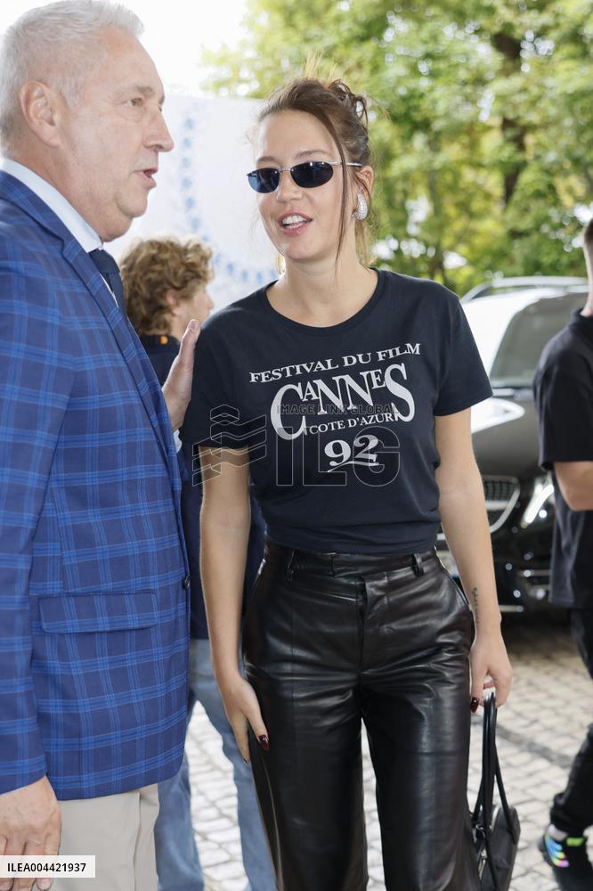 Cannes Adèle Exarchopoulos is going to Hotel Martinez MP