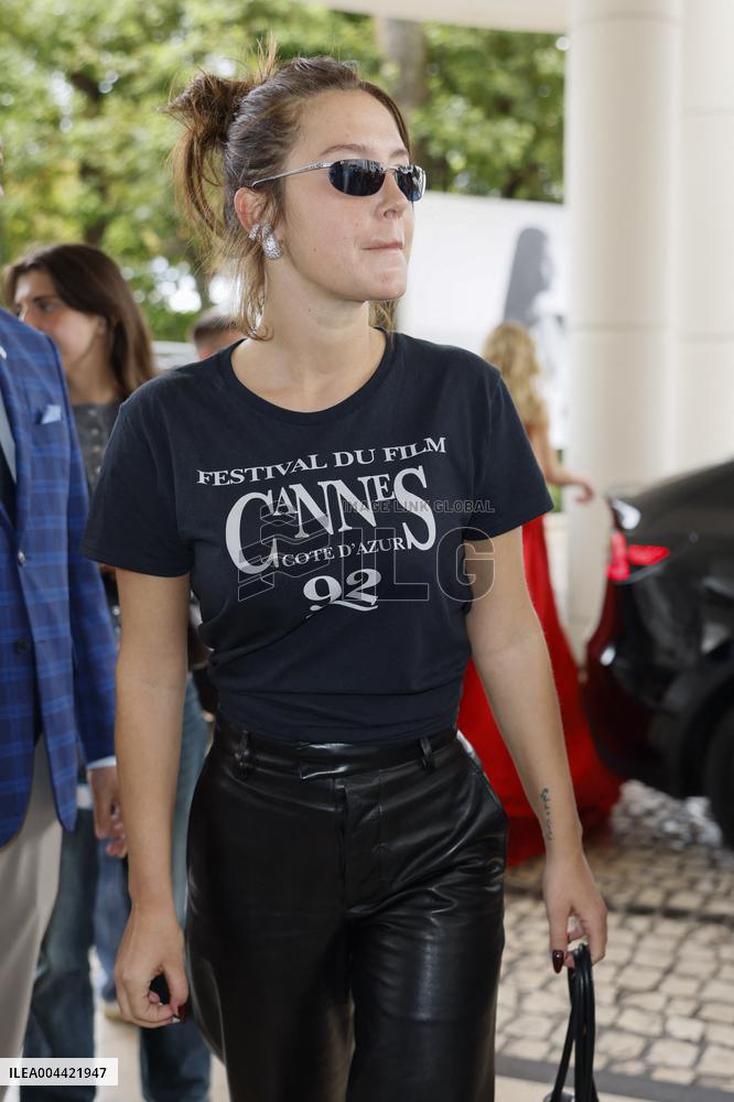 Cannes Adèle Exarchopoulos is going to Hotel Martinez MP