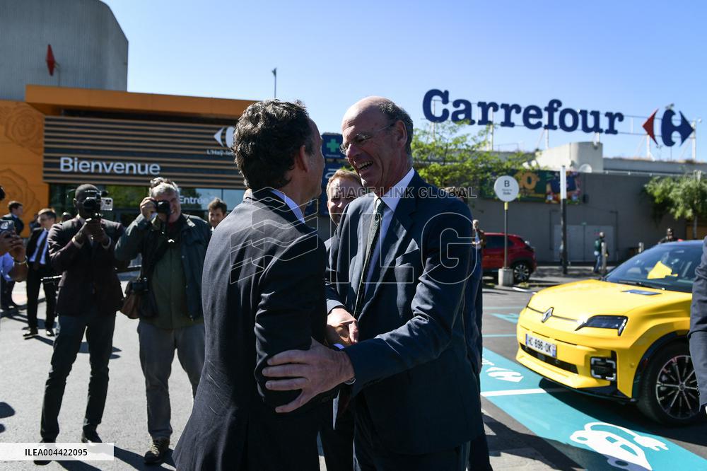 Eric Lombard and Marc Ferracci observe charging points for electric vehicles near Paris - FA