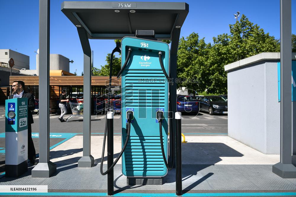 Eric Lombard and Marc Ferracci observe charging points for electric vehicles near Paris - FA